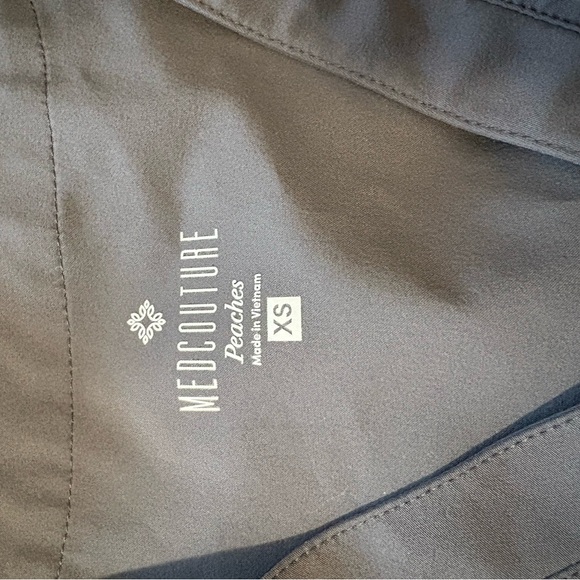 Women’s Med Couture Peaches Gray Scrub Set size XS/XSP - Picture 7 of 9